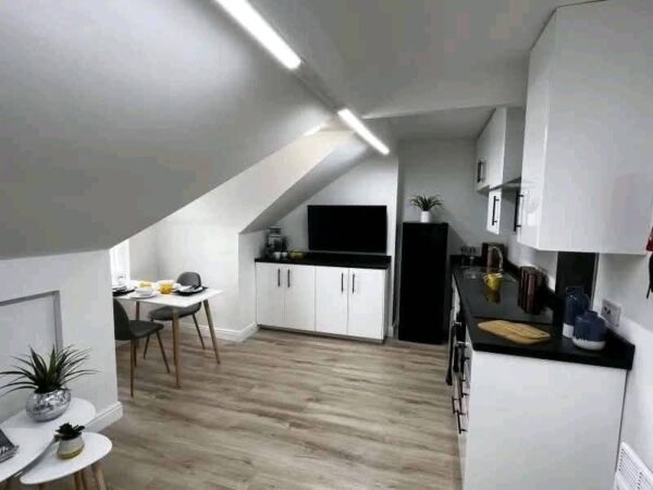 Table view 2 Beds Apartment - Image 3