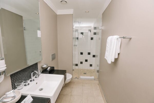 Fourways 2 Beds Apartment - Image 4