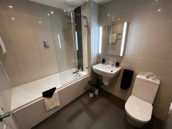 Belleville 2 Beds Apartment - Image 5